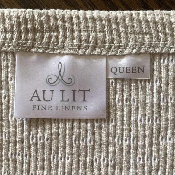 Au Lit Fine Linens Ungaretti Lightweight Coverlet Blanket with Body Pillow Sham - Picture 4 of 6